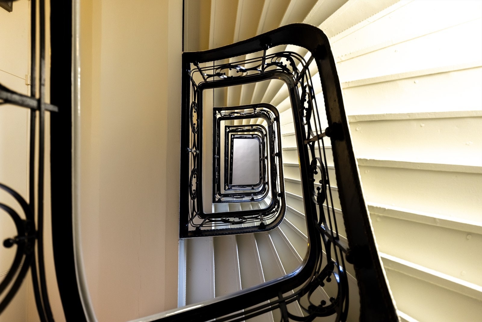 Klassisk bygård med sjarmerende detaljer. Galleribilde