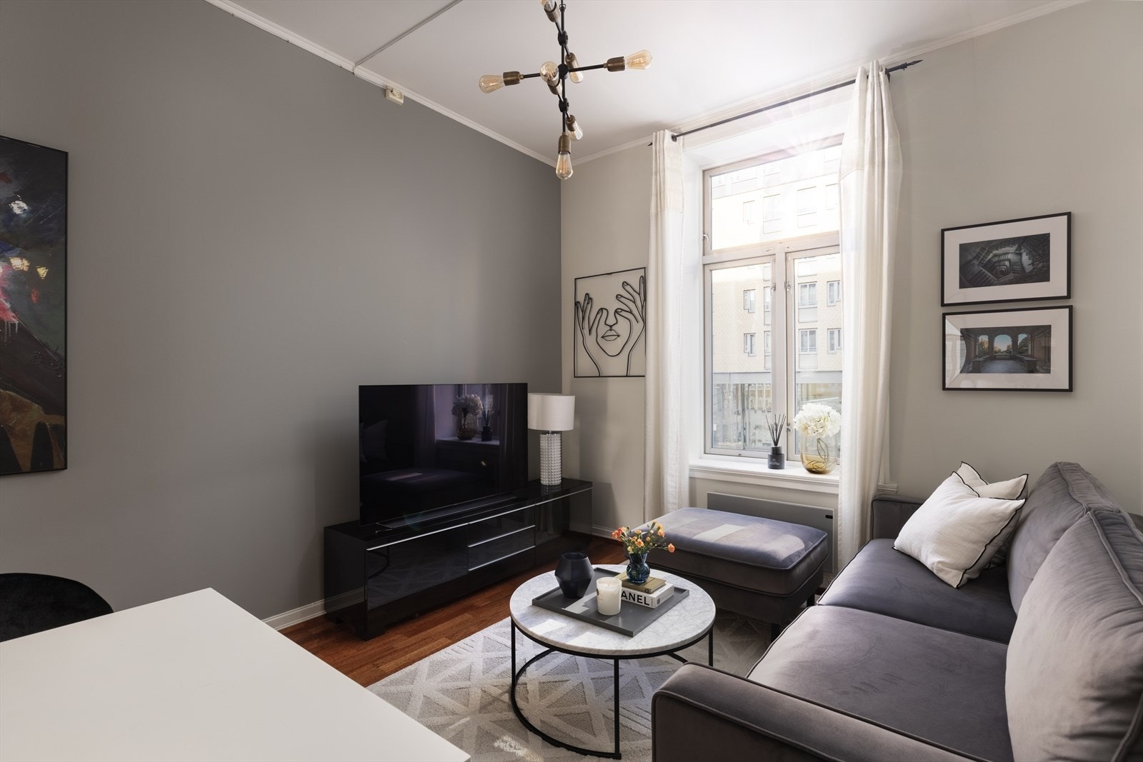 Den romslige stuen har både plass til sofa og tilhørende møblement, samt stort spisebord. Galleribilde