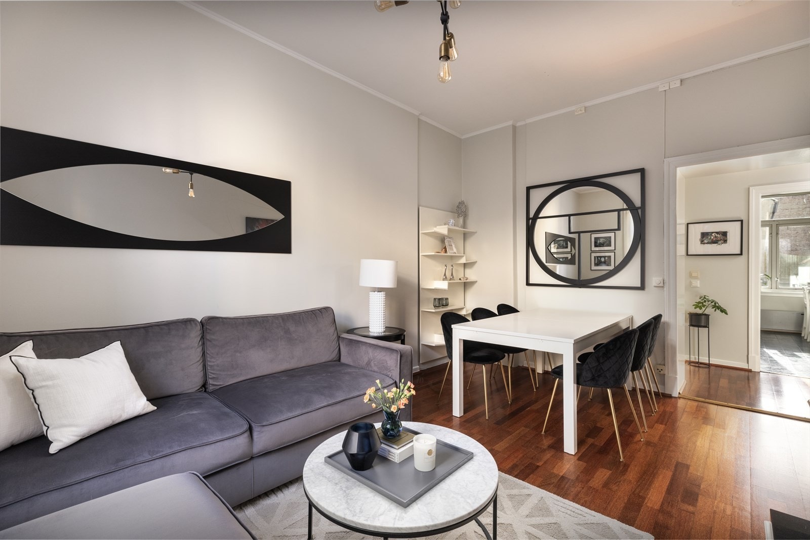 Stuen er malt i moderne og behagelige farger, noe som skaper en trivelig atmosfære. Galleribilde