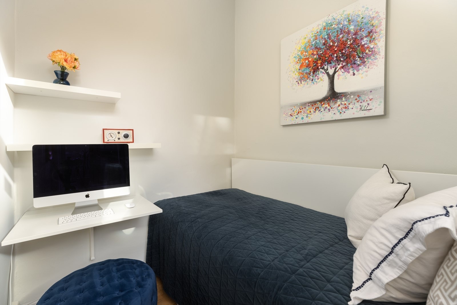 Soverom 2 vender også mot rolig bakgård. Galleribilde