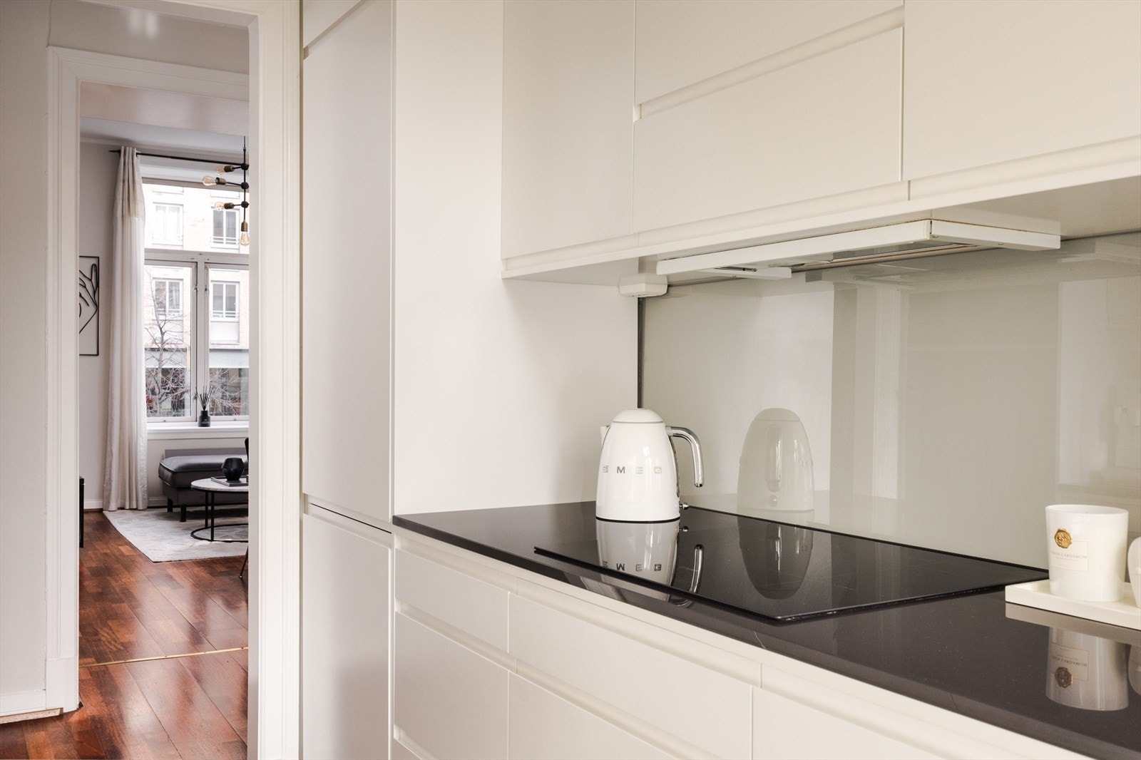 Oppvaskmaskin, kjøl/frys, induksjonstopp, stekeovn og mikrobølgeovn er integrert og medfølger salget. Galleribilde