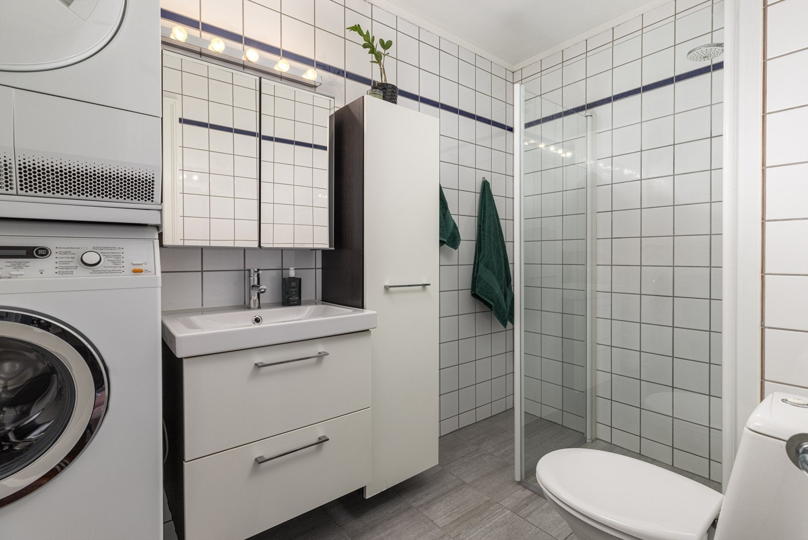 Bad av eldre dato, med nyere innredninger og nye fliser på gulv fra 2023. Galleribilde