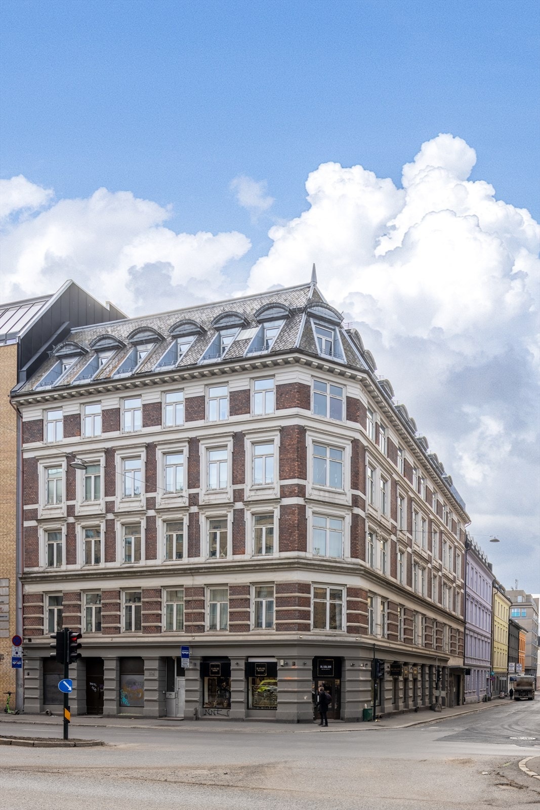 Leiligheten ligger i byggets 2.etg og disponerer både kjeller- og loftsbod! Galleribilde