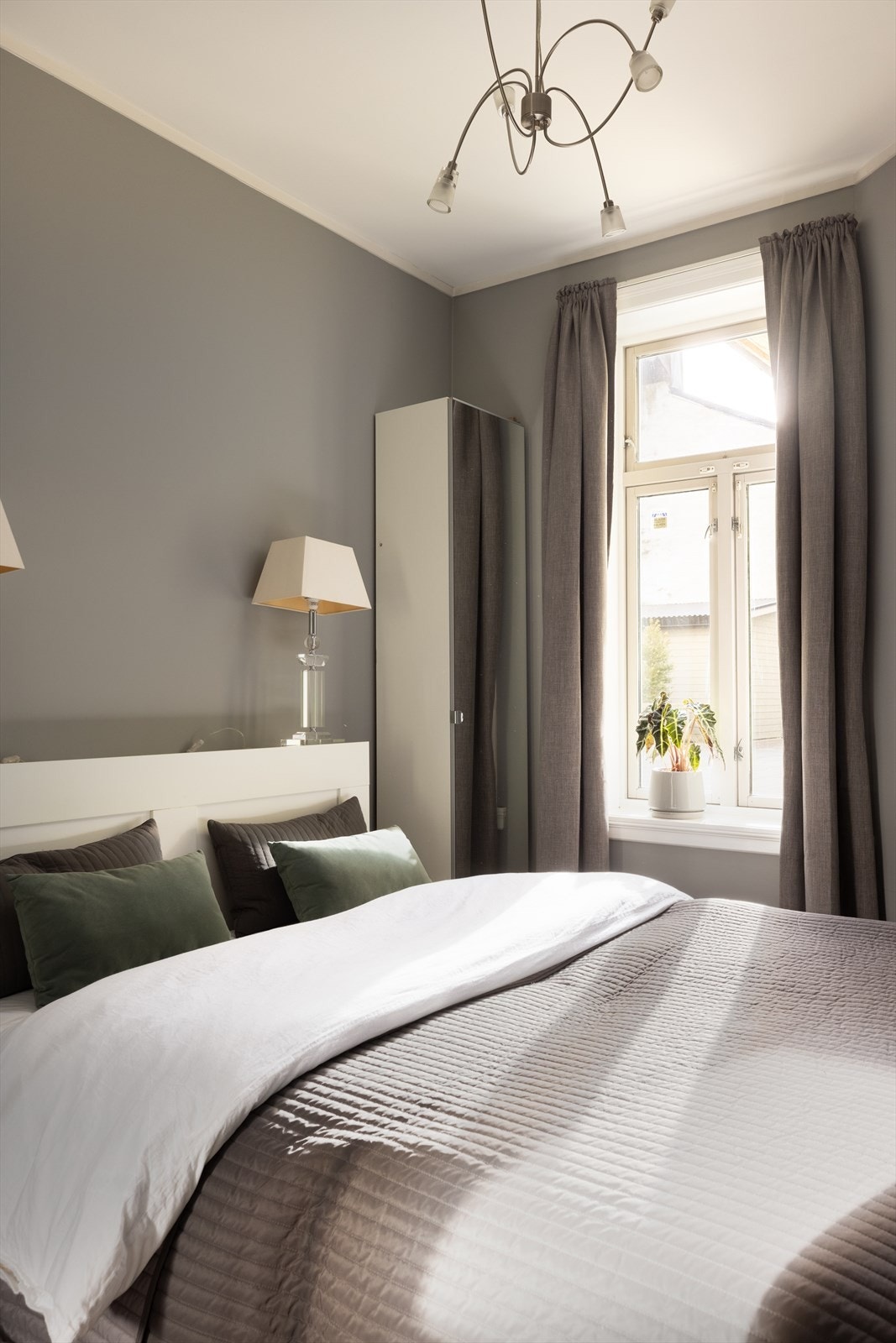 Speilgarderobe på begge sider av sengen medfølger salget. Galleribilde