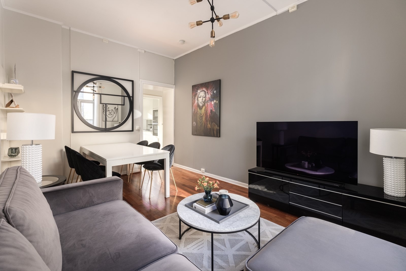 Hele leiligheten preges av store vindusflater som slipper inn rikelig med naturlig lys. Galleribilde