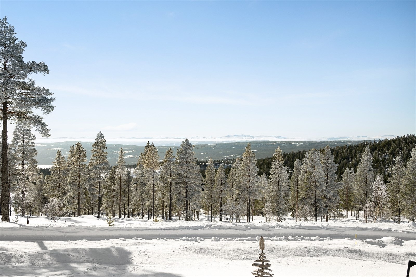 Den store tomten ligger høyt i terrenget som bidrar til en fri og luftig følelse med nydelig utsikt til vidder, fjelle og Storsjøen. Galleribilde
