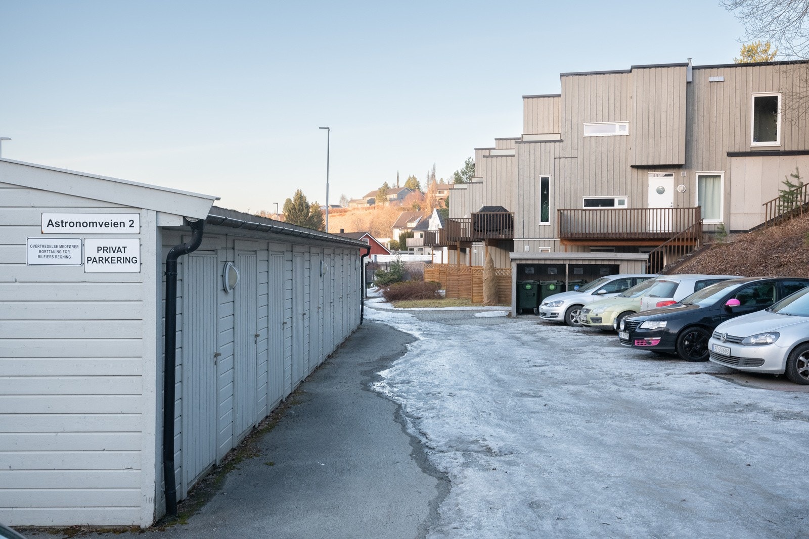 Fast parkeringsplass følger med leiligheten og en ekstra utvendig bod på 5 m². Leiligheten har to utvendige boder på tilsammen ca 6 m² Galleribilde