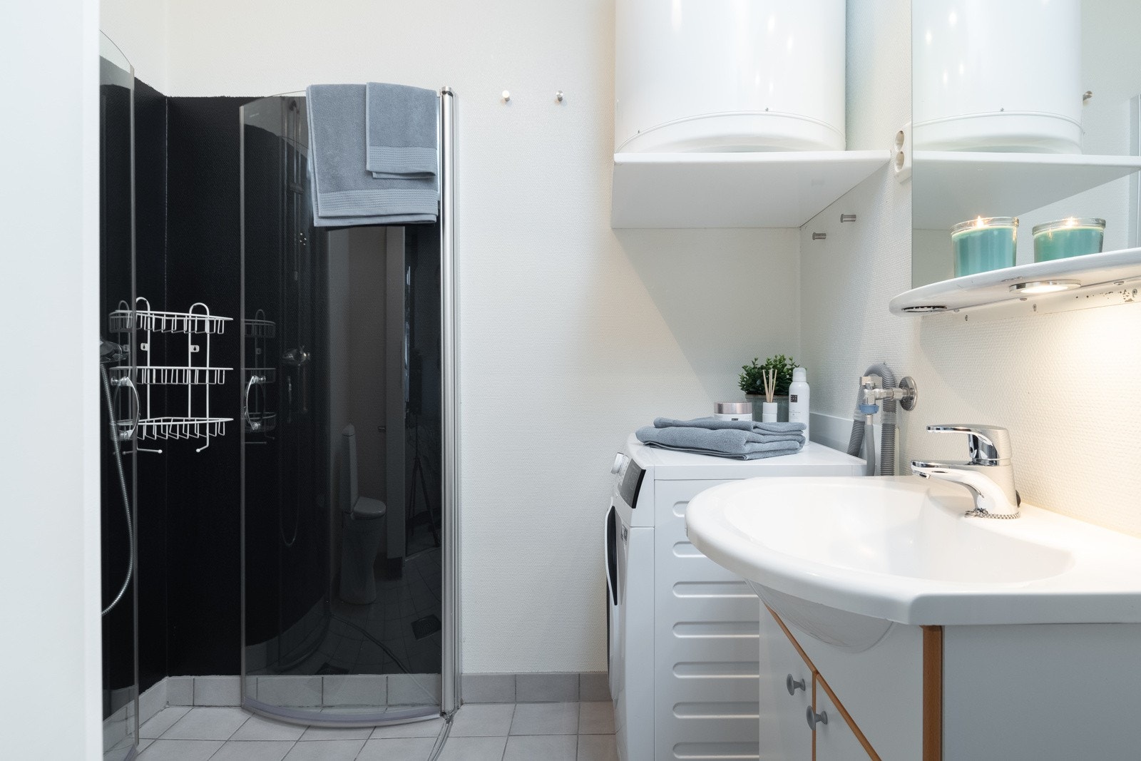 Baderom på 3,5 m² med varmekabler i gulv. Av utstyr er det dusjhjørne, WC, varmtvannsbereder og opplegg for vaskemaskin. Galleribilde