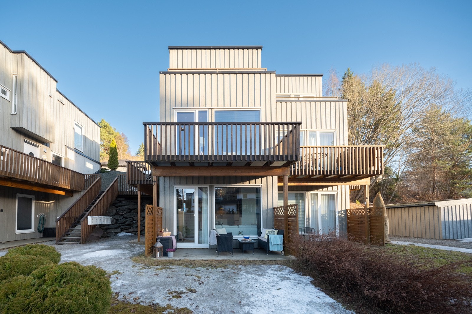 Terrasse med gode solforhold fra ca. kl 12:00 til 23:30 sommerstid. Galleribilde