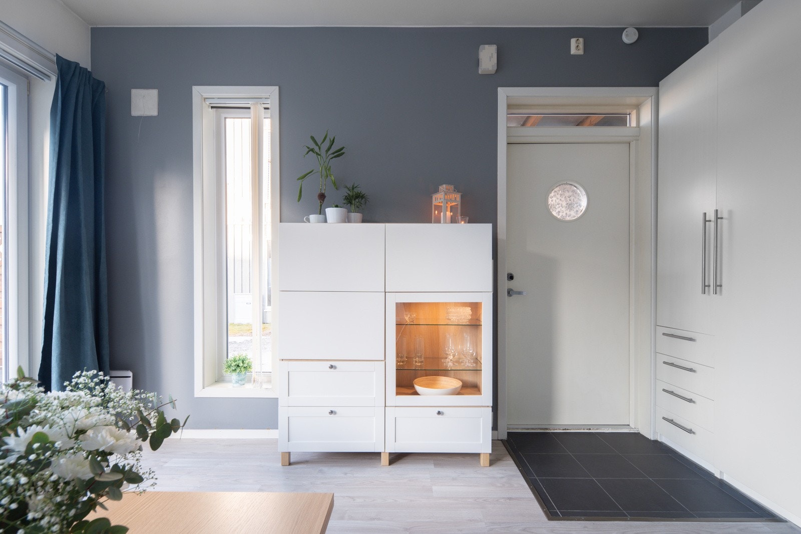 I entréen er det flislagt gulv med varme. Det er god plass til garderobeløsning. Galleribilde