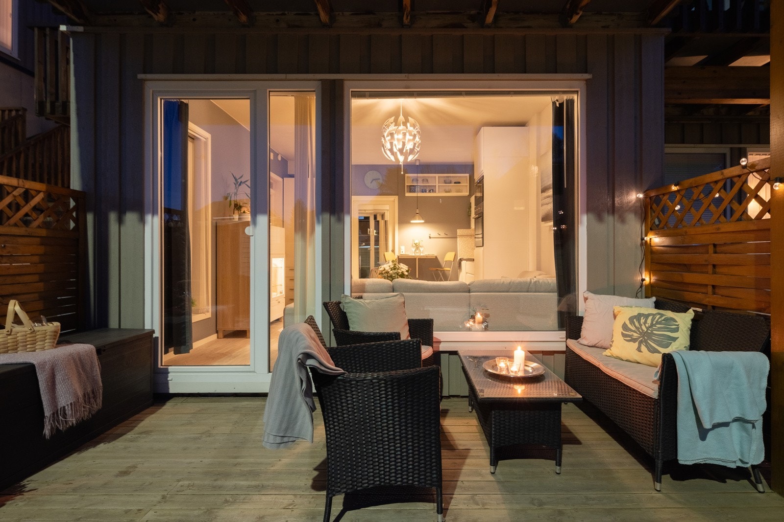 Leiligheten har to uteplasser, hvor man har godt med plass til sittegrupper. Galleribilde