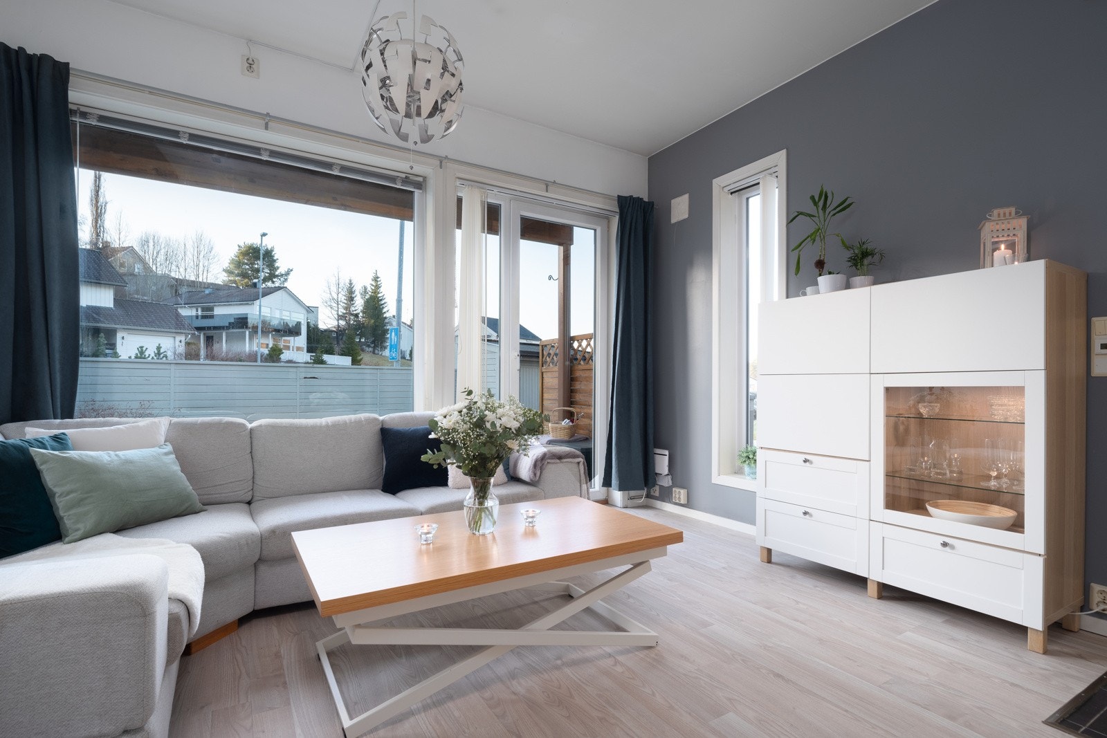 Dette er en innbydende og arealeffektiv leilighet med en god planløsning. I stuen er det laminat og flis på gulv hvor begge deler har gulvvarme. Galleribilde