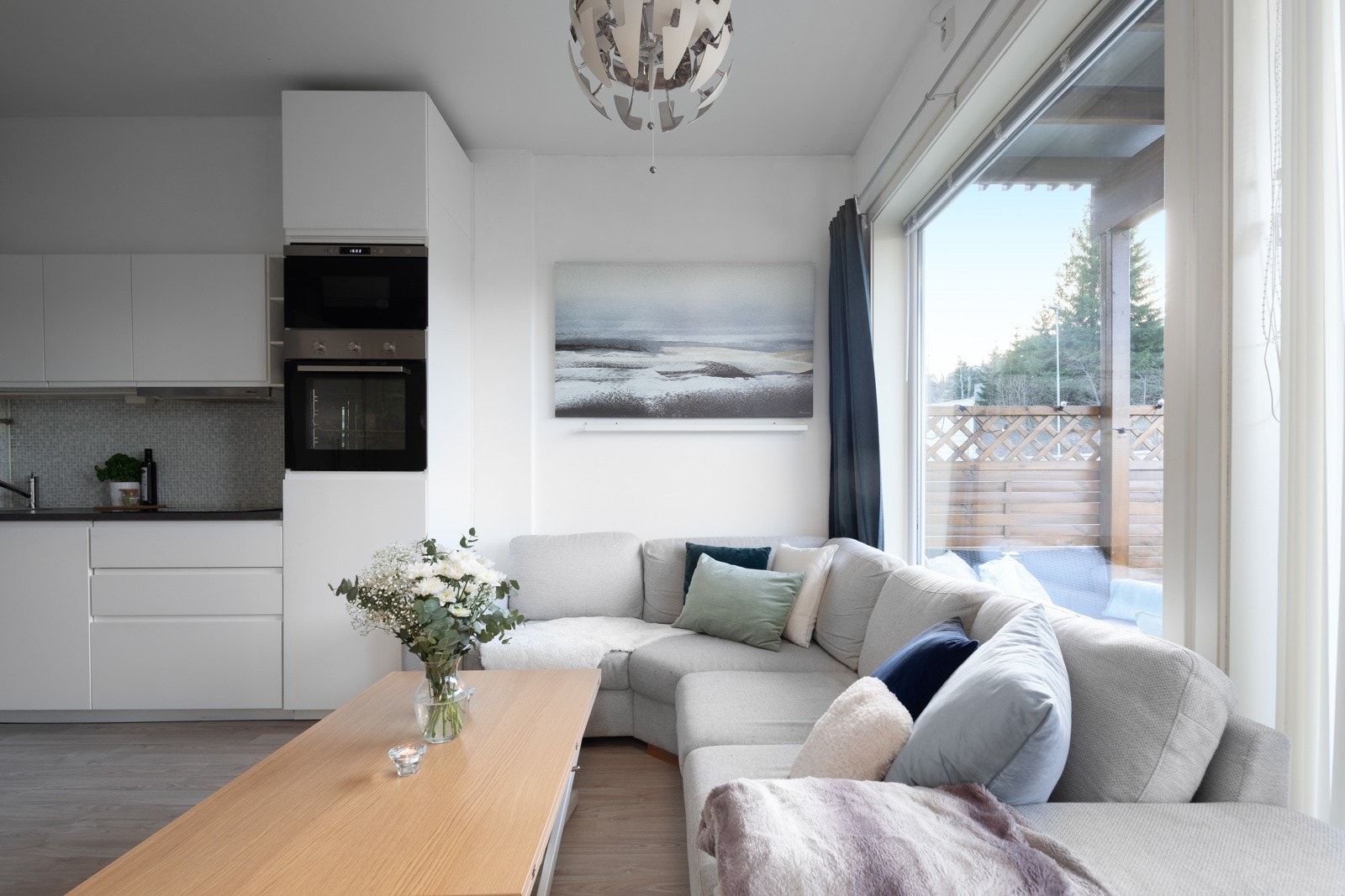 Leiligheten har store vindusflater som sørger for rikelig med naturlig lysinnslipp. Galleribilde