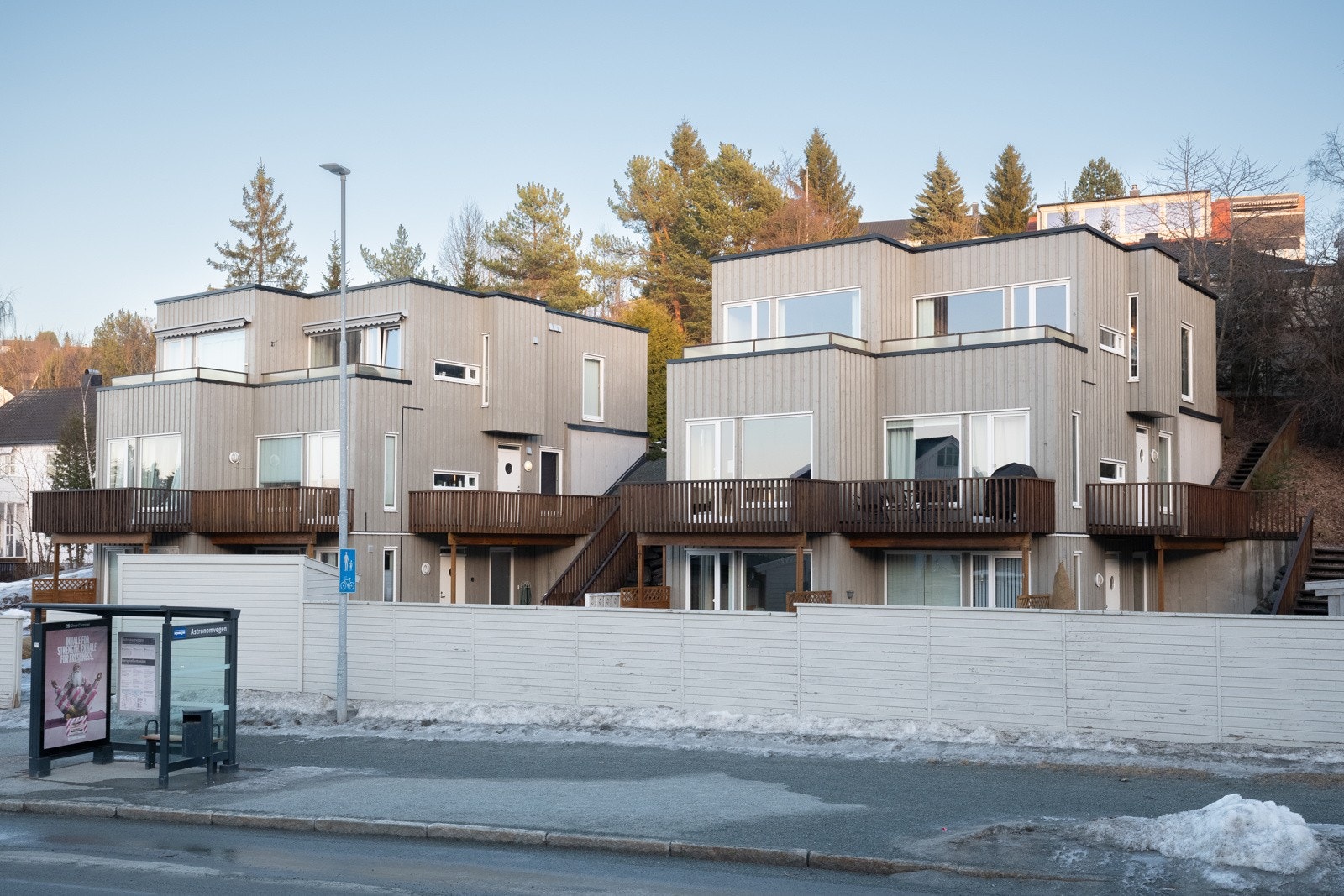 Fra boligen er det bare noen meter til nærmeste bussholdeplass med hyppige avganger til NTNU og sentrum. Galleribilde