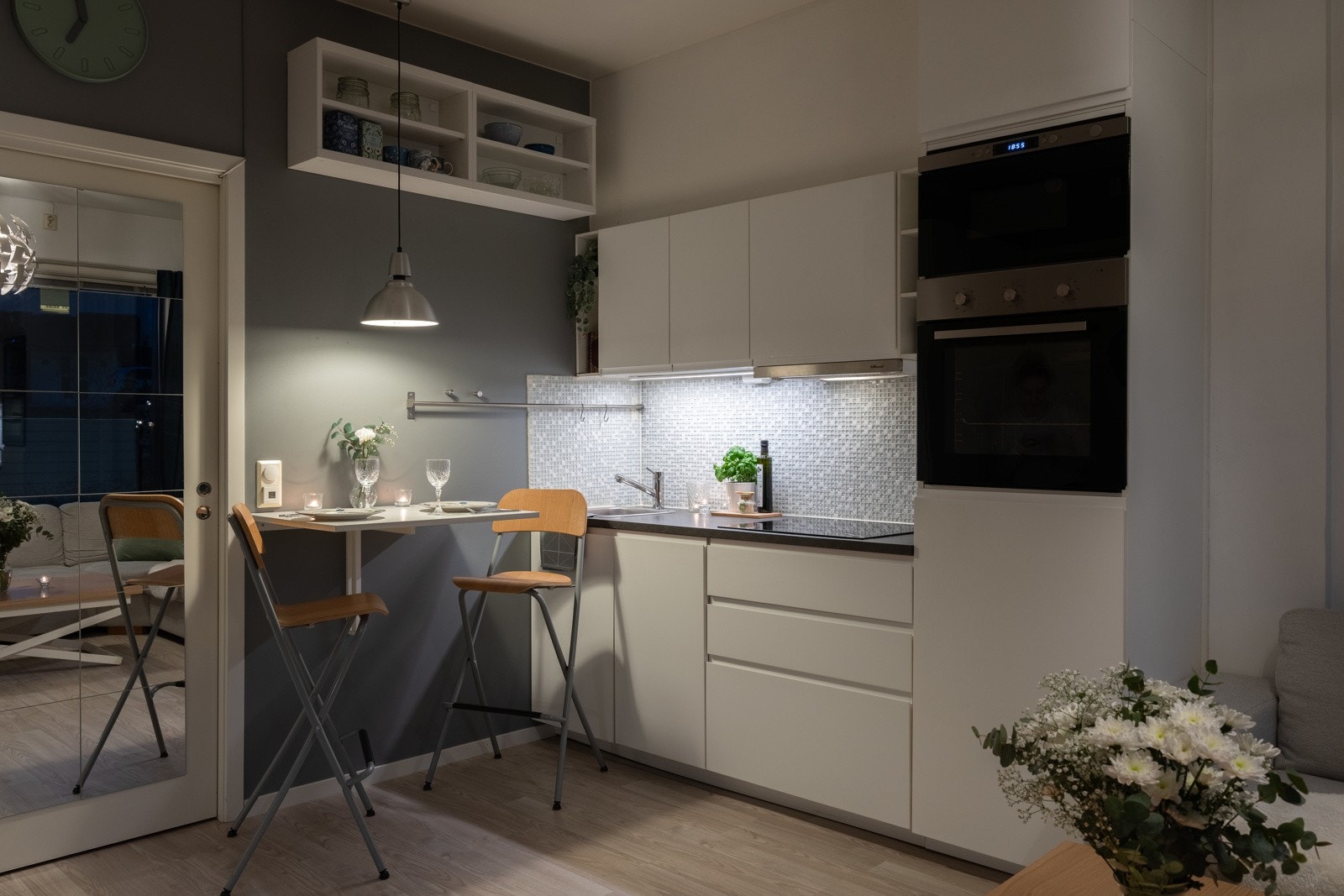 På kjøkkenet er det et smart, vegghengt bord. Galleribilde
