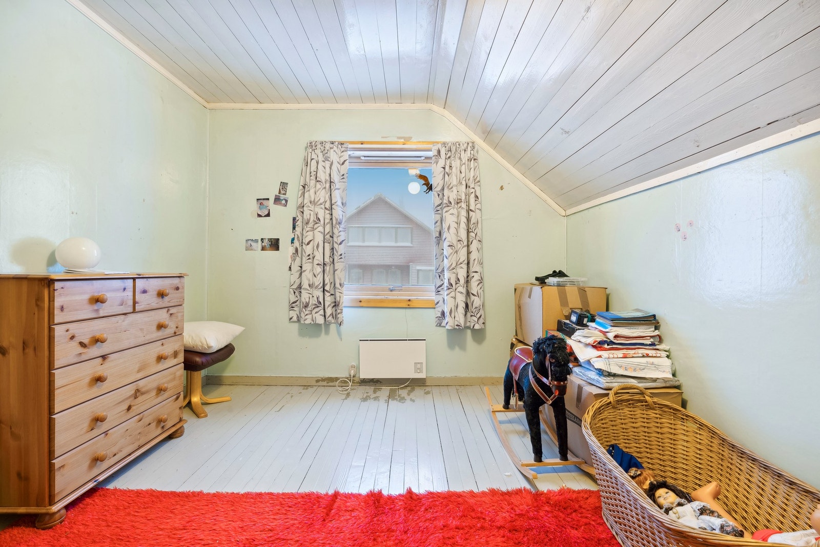 Loftet har tre soverom og god lagring i knekott Galleribilde