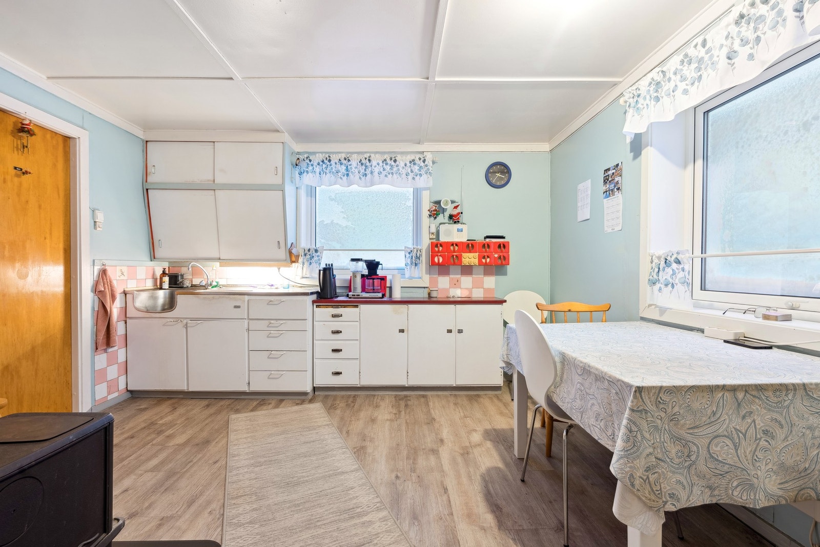 Innredningen er av eldre dato, men rommet har god størrelse og fine muligheter for å sette inn større innredning Galleribilde