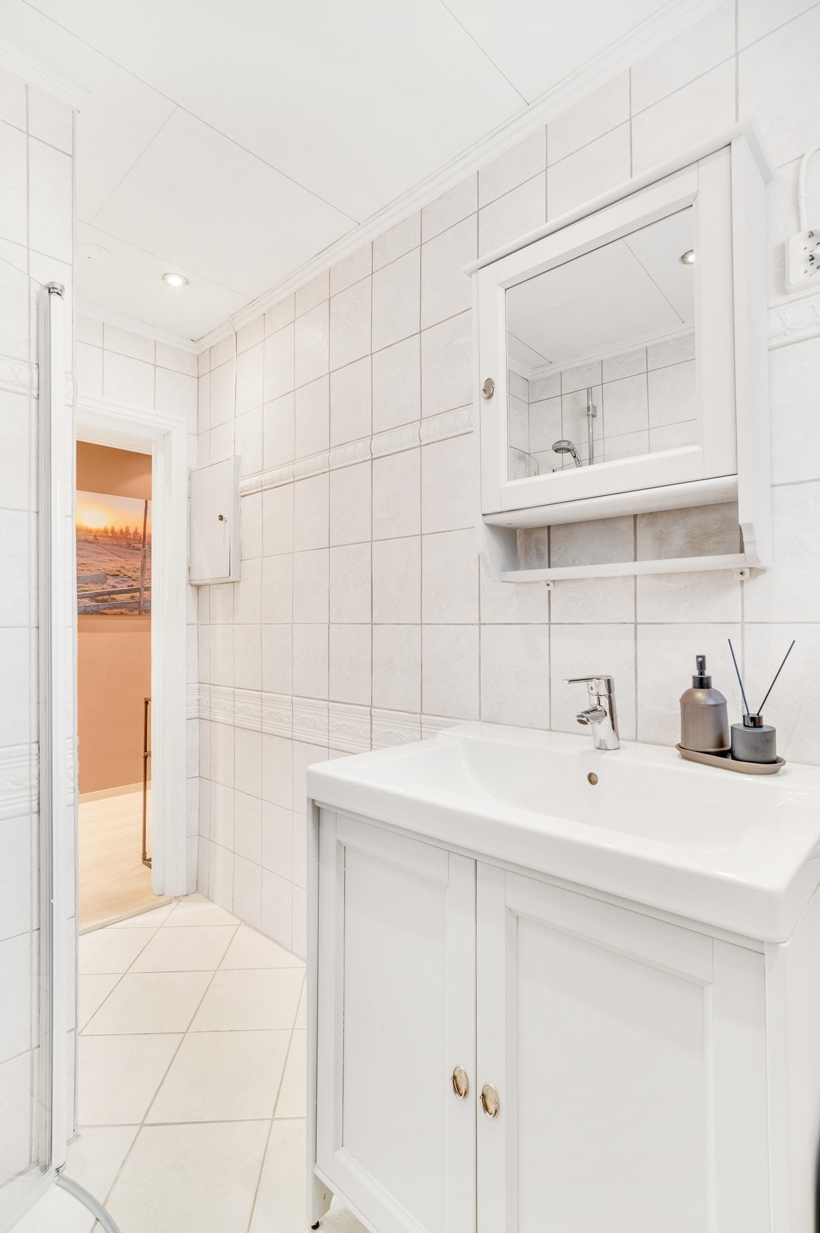 Badet har servant med underskap og speilskap. Galleribilde