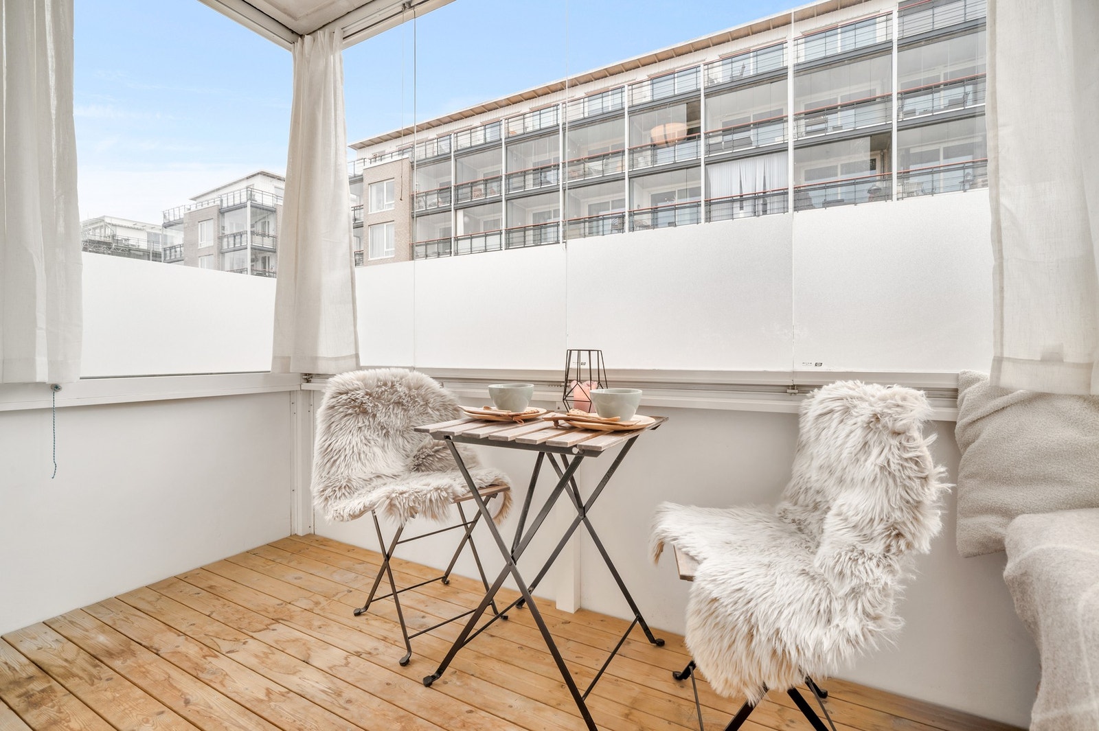 Leiligheten har egen balkong som er ypperlig å benytte i sommerhalvåret. Galleribilde