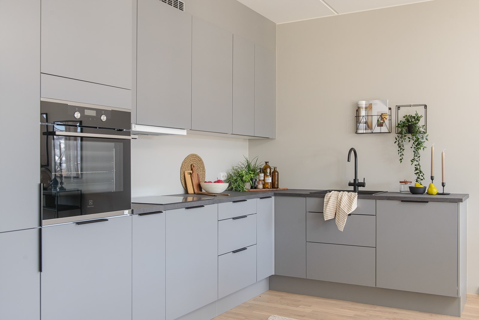 Kjøkkenet leveres med integrerte hvitevarer fra Electrolux og har synlige detaljer i sort utførelse. Galleribilde