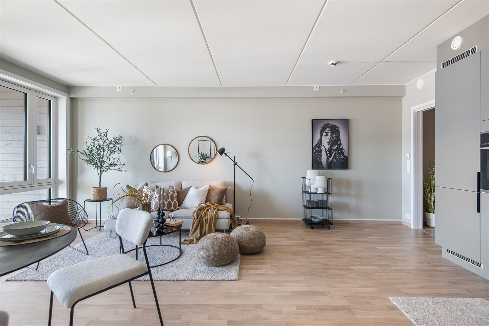Gulvene har hvitpigmentert 3 stavs eikeparkett og veggene er malt i fargen Washed linen. Galleribilde