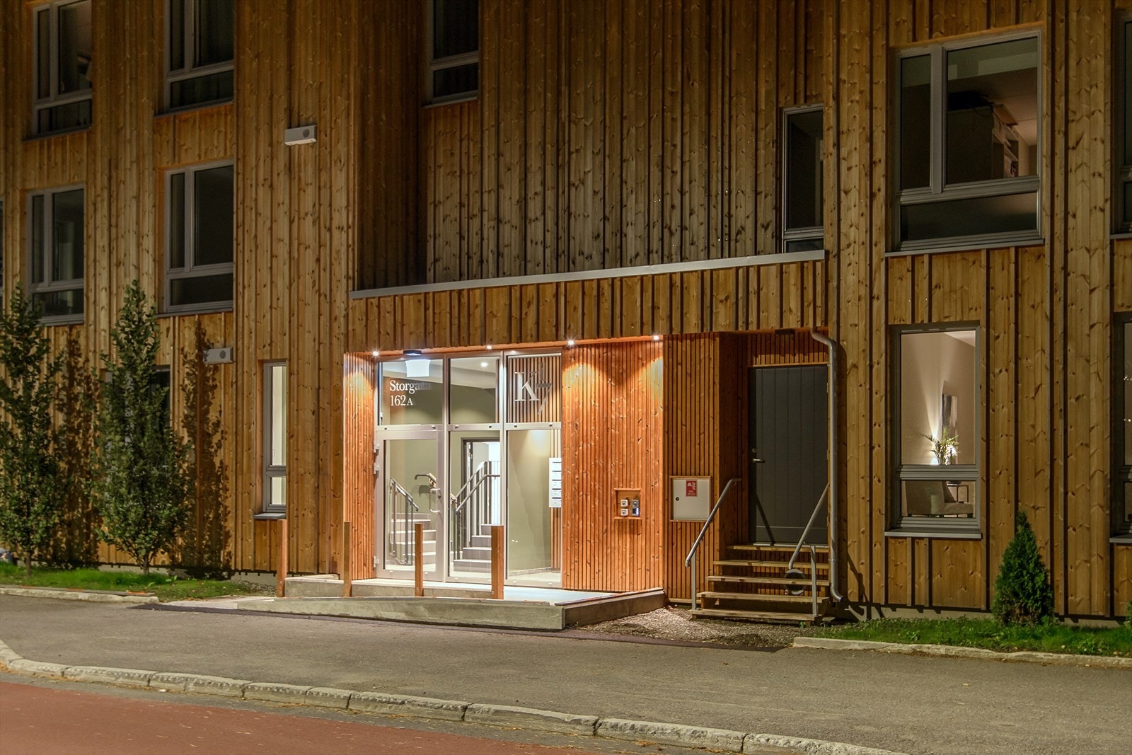 Inngang fra Storgata. Det er etablert ringetablå med mikrofon og kamera inn til leiligheten ved inngangsdør. Galleribilde