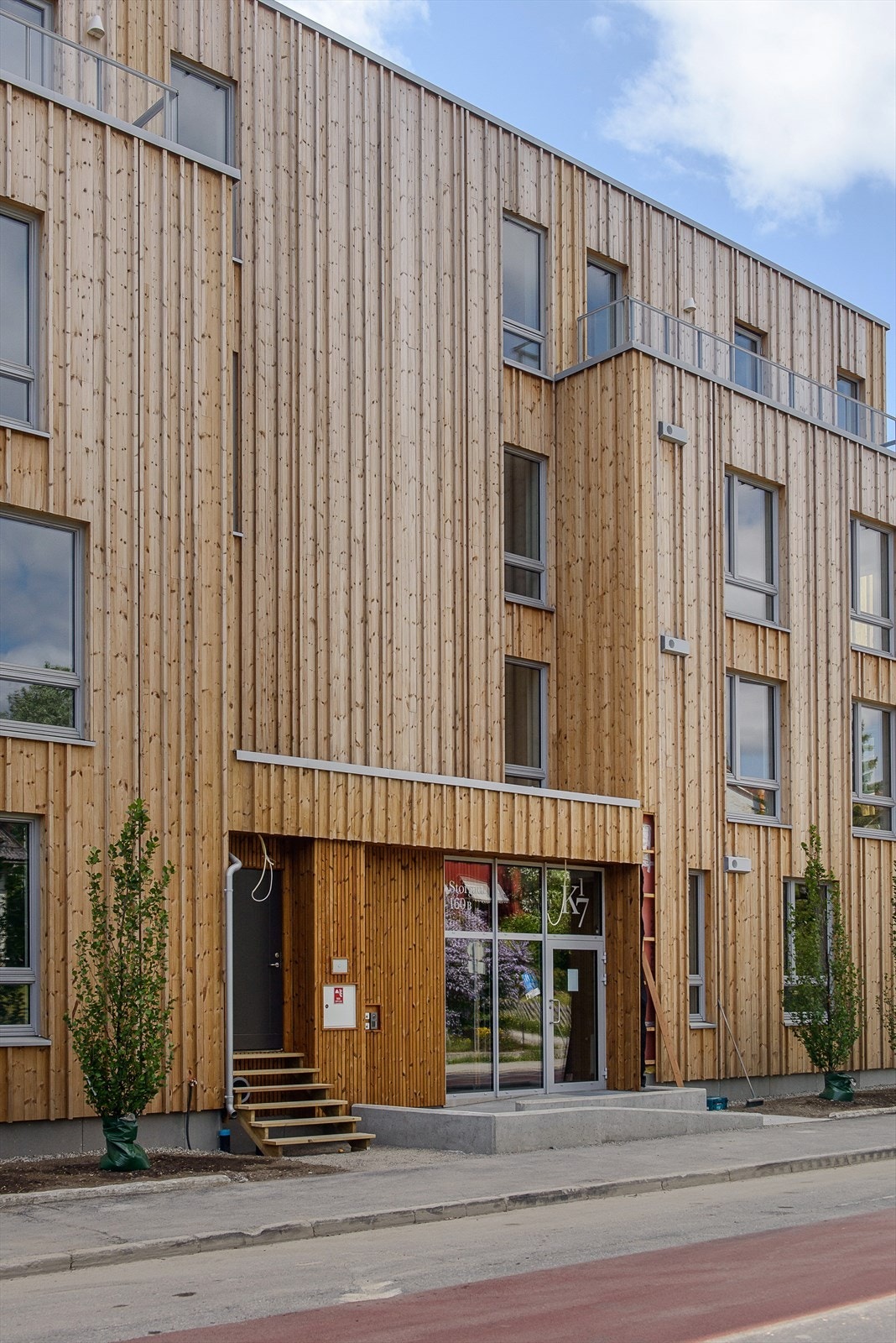 Innbydende inngangsparti - ringeapparat med kamera ved hovedinngangene. Galleribilde