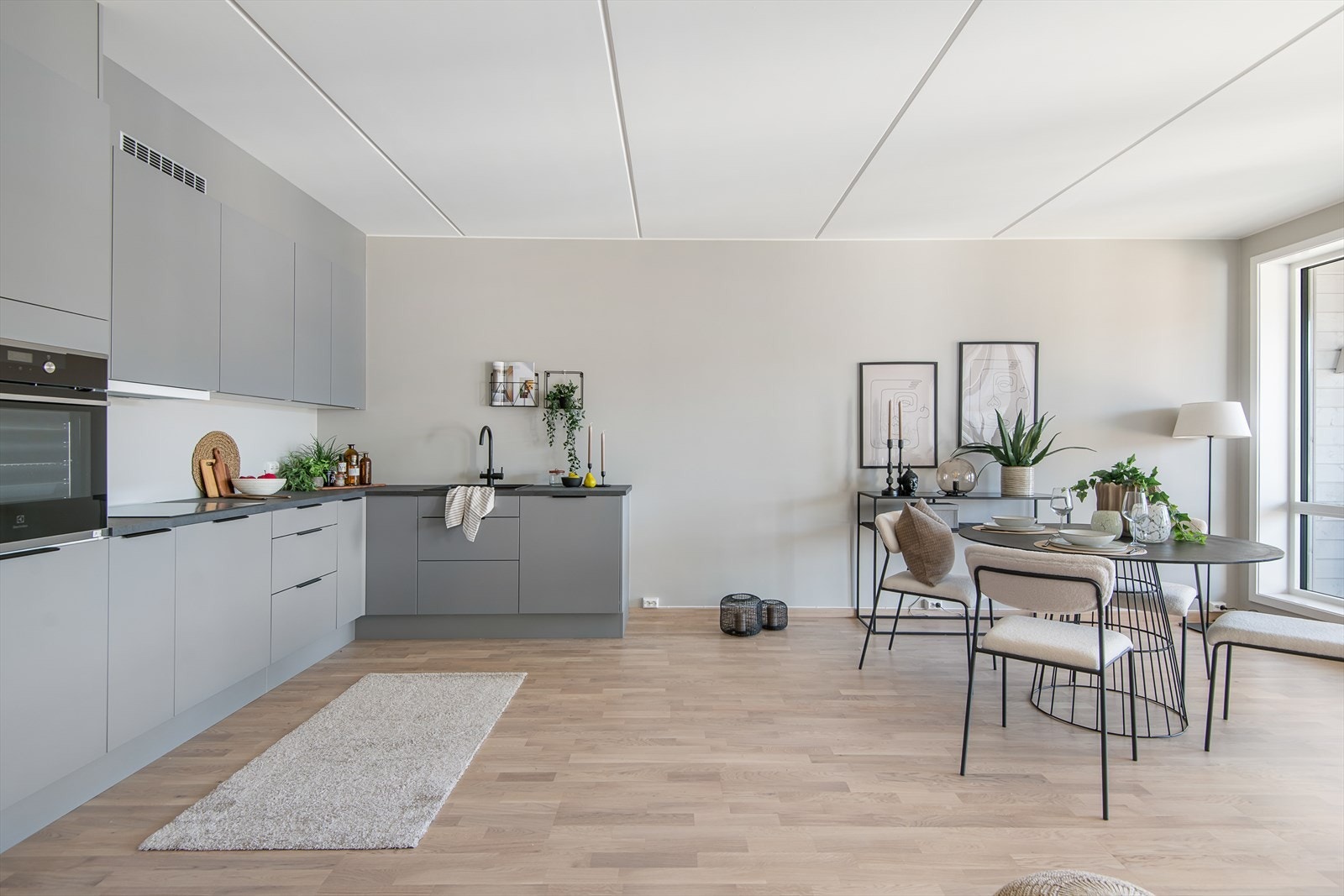 Flott kjøkkeninnredning fra HTH i moderne stil fra modellen Focus. Galleribilde