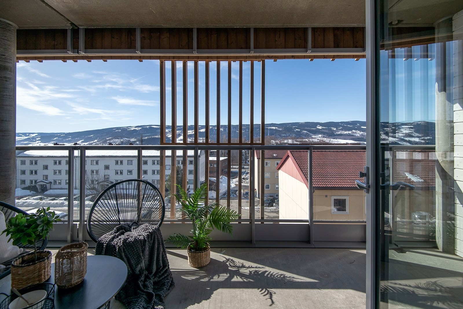 Solrik og overbygget balkong med glassrekkverk. Galleribilde