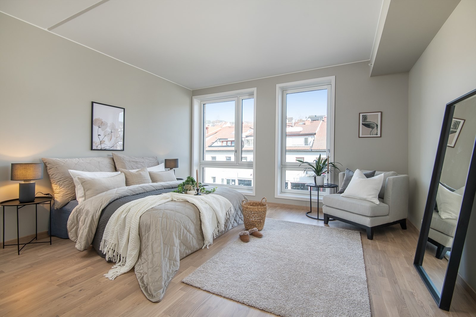 Stort og lekkert hovedsoverom med plass til både garderobeløsning, liten sittegruppe og kontorløsning. Galleribilde