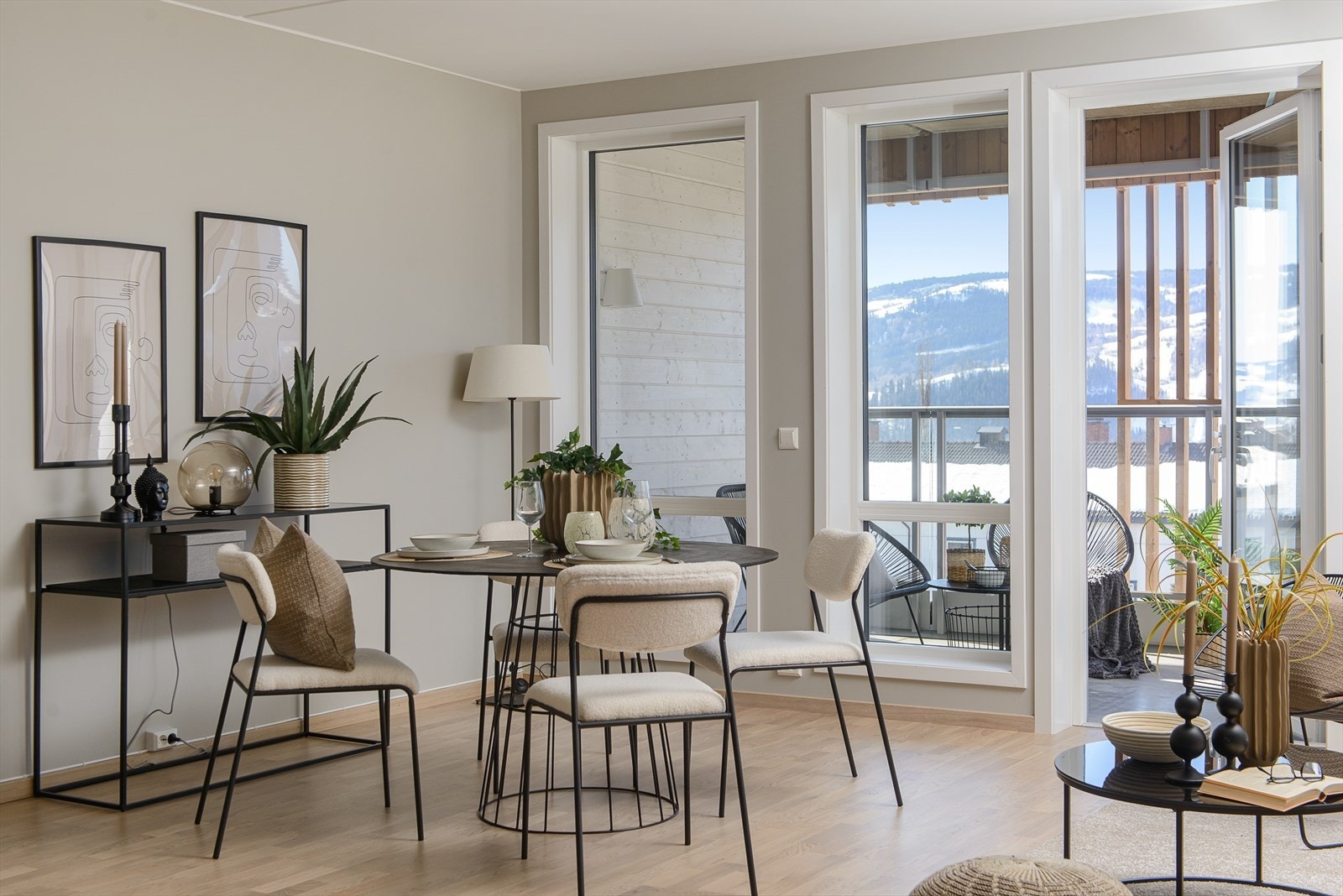 Spiseplass ved vinduet med utsikt mot vest. Galleribilde