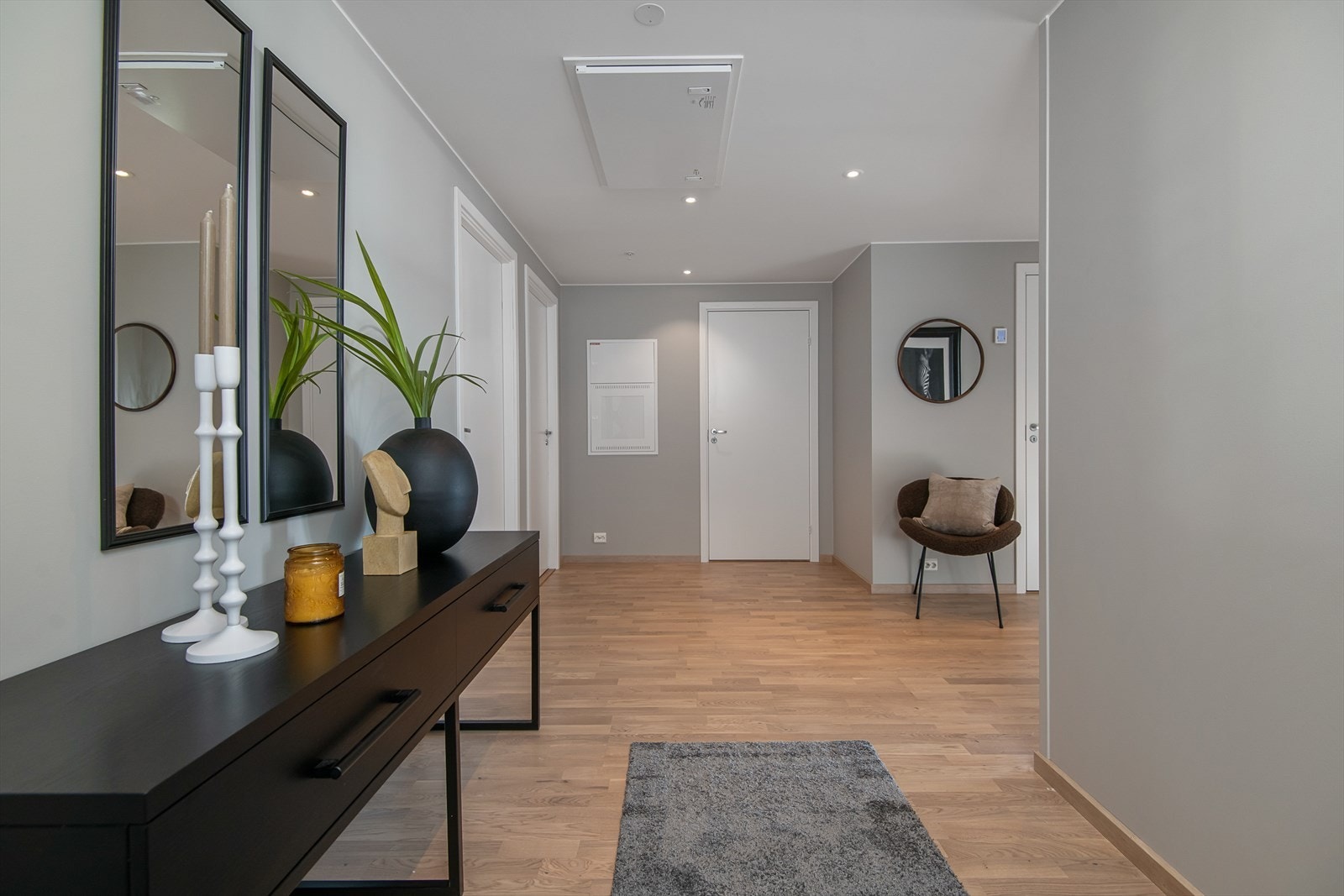 Innbydende og romslig entré med god plass for å etablere garderobeløsninger. Galleribilde