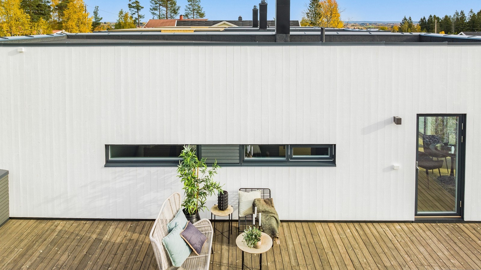 Fra stuen er det utgang til en stor og solrik terrasse Galleribilde