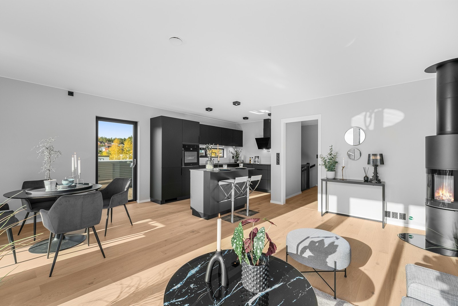 Moderne kjøkken og stue i 2. etasje Galleribilde