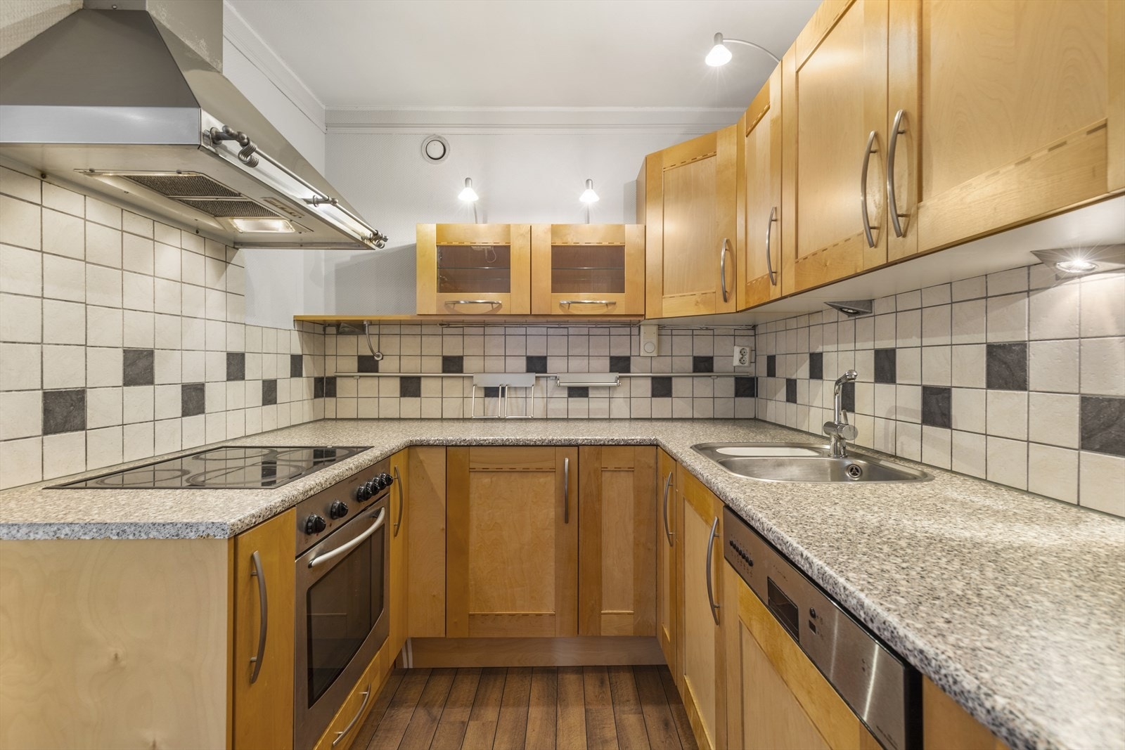 Kjøkkenet har innredning med profilerte fronter og benkeplaten er av laminat. Galleribilde