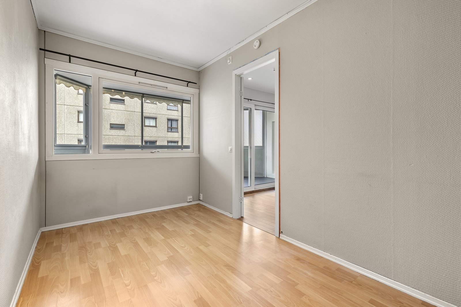 Soverommet har rikelig med lysinnslipp og plass til en kommode under vinduet. Galleribilde