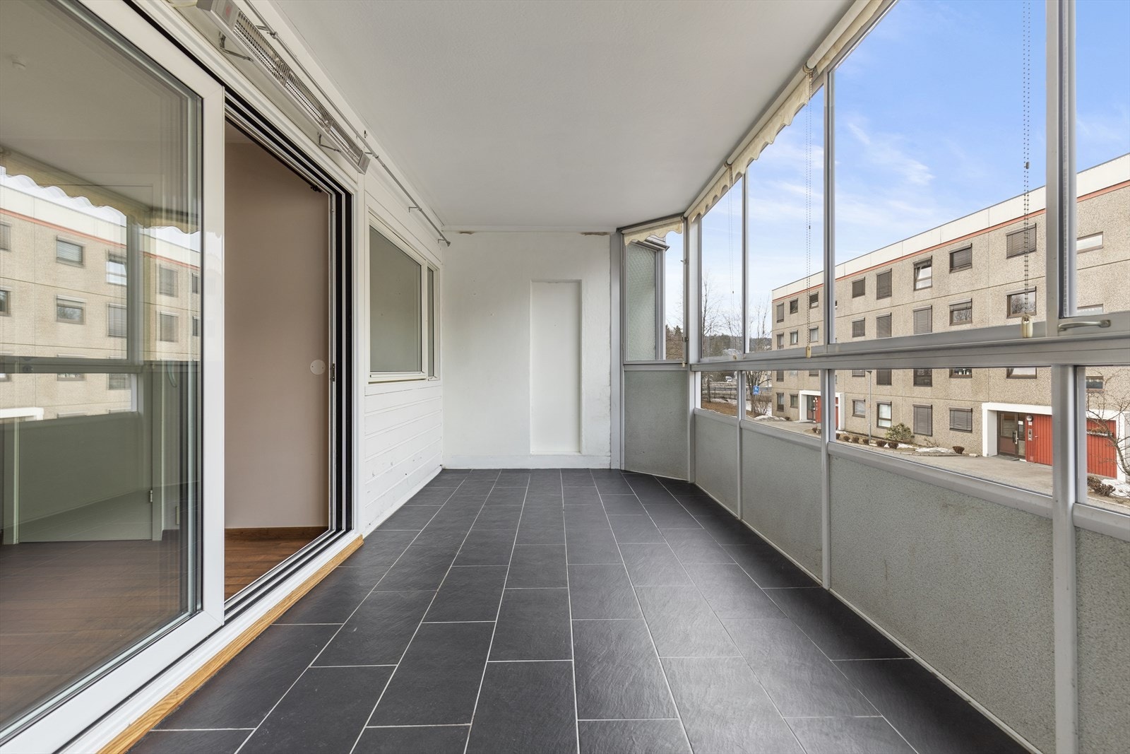 Innglasset balkong på hele 14 kvm. Lekkert flislagt gulv og varmelampe i taket over balkongdøren. Galleribilde