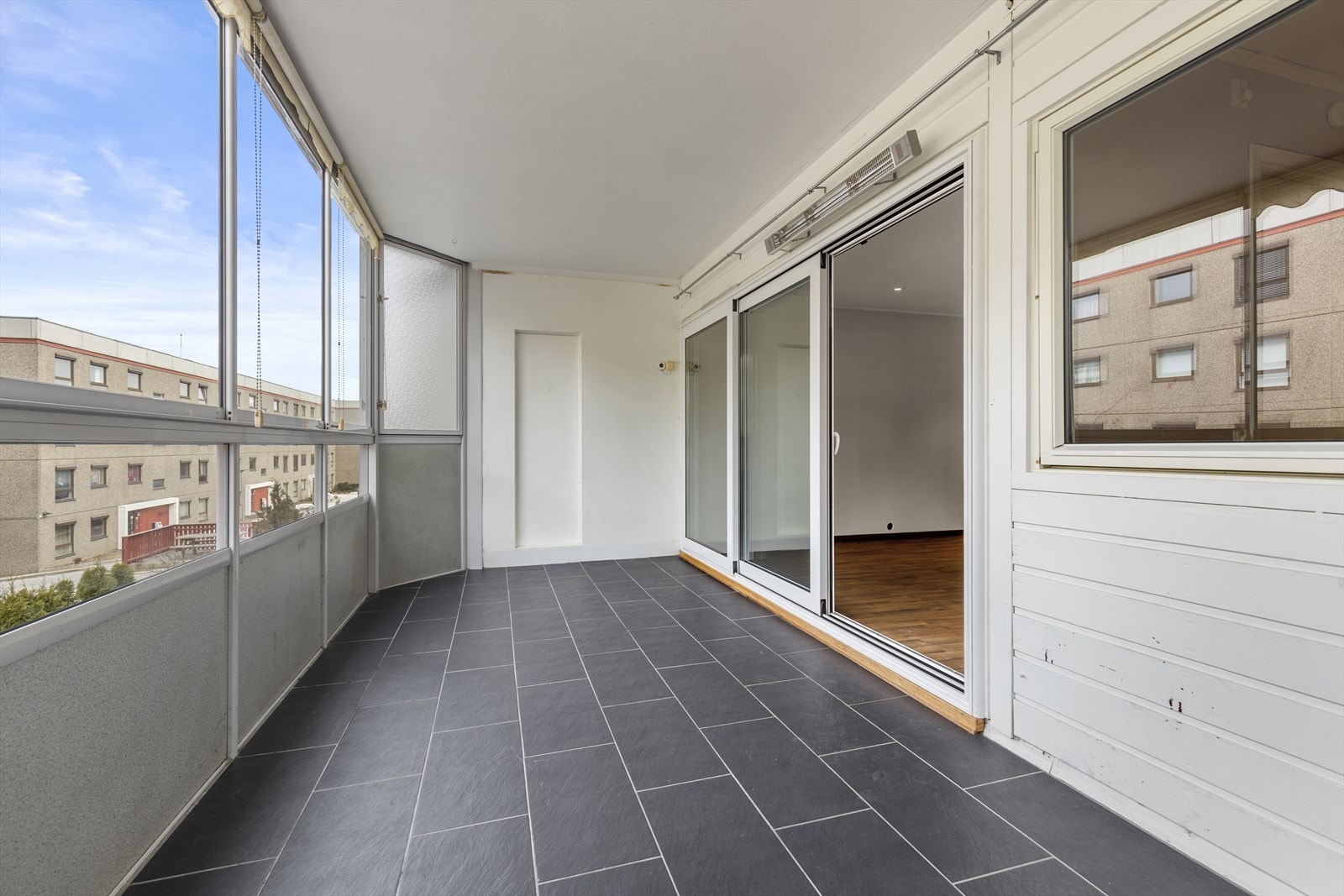 Den innglassede balkongen fungerer flott som en forlengelse av innearealet. Galleribilde