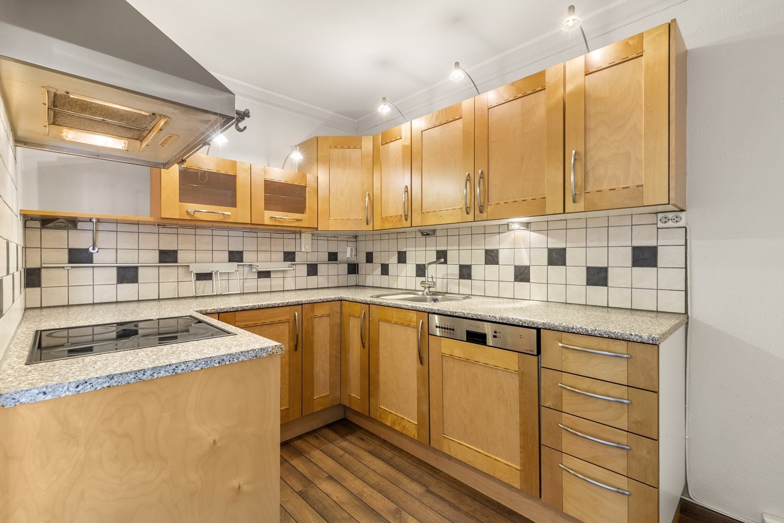 Det er integrerte hvitevarer som oppvaskmaskin, komfyr og platetopp. Galleribilde