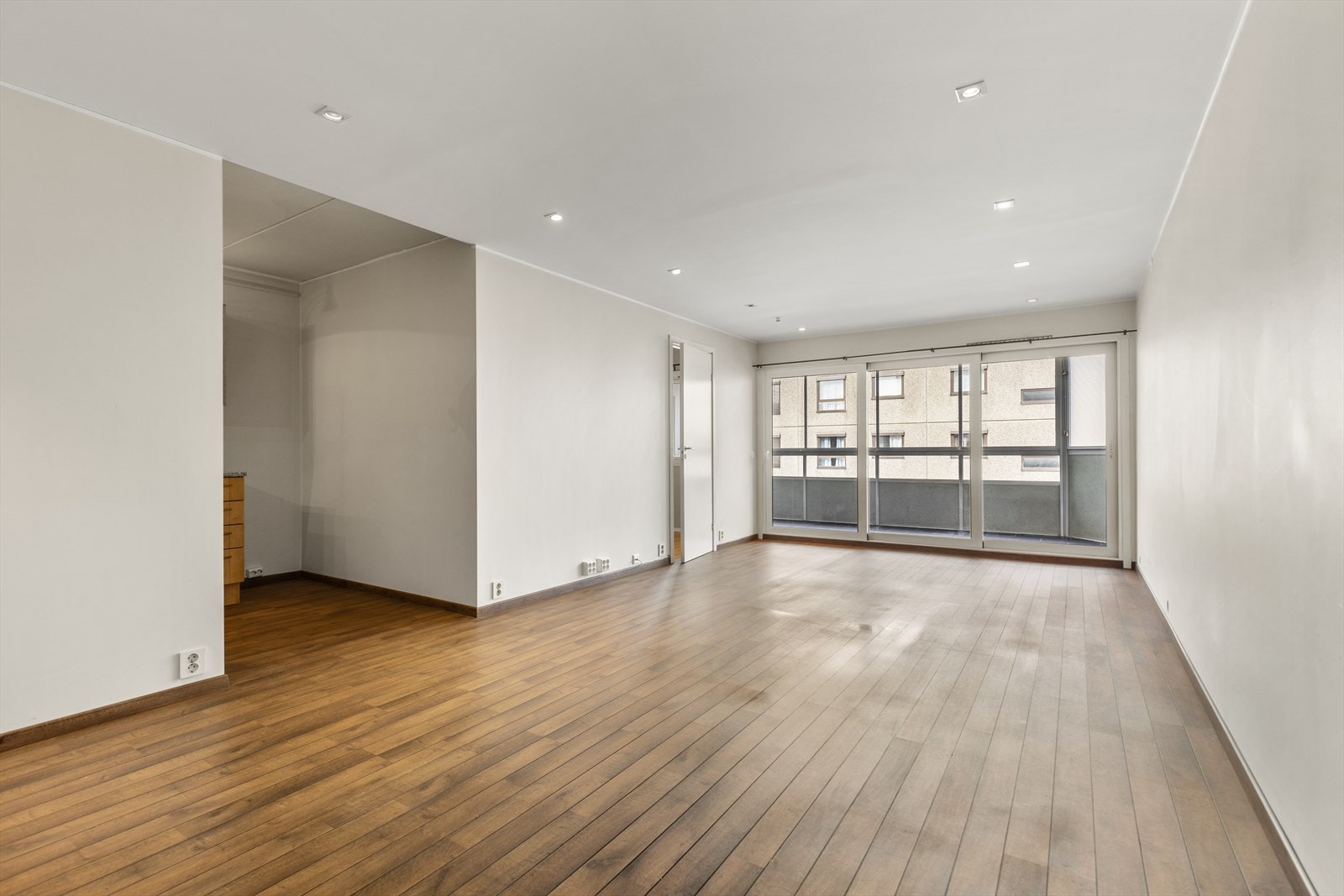 God plass i stuen, noe som gir mulighet for ulike møbleringsmuligheter. Galleribilde