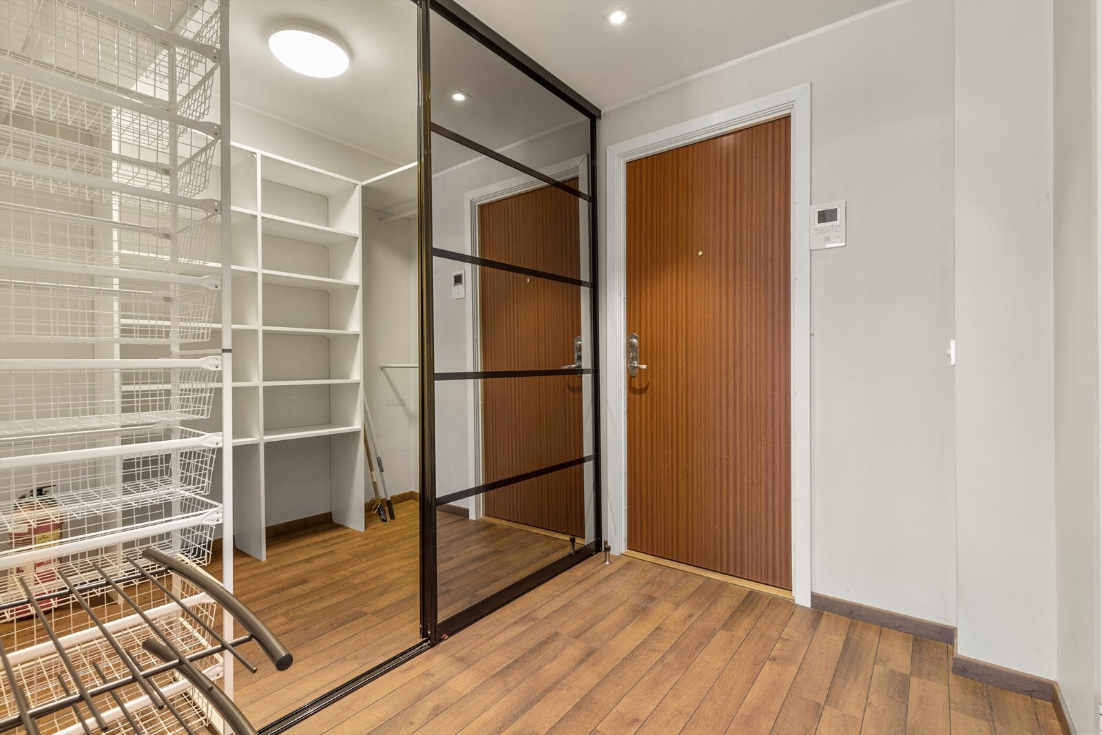 Skyver man døren til siden så finner du godt med oppbevaringsplass i den innvendige "boden". Galleribilde