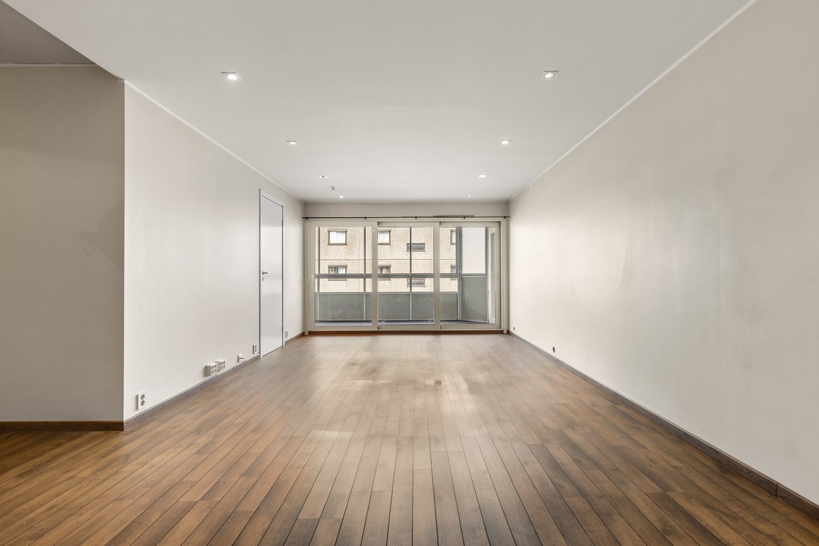 Store vinduer i stuen som gir rikelig med lysinnslipp. Galleribilde