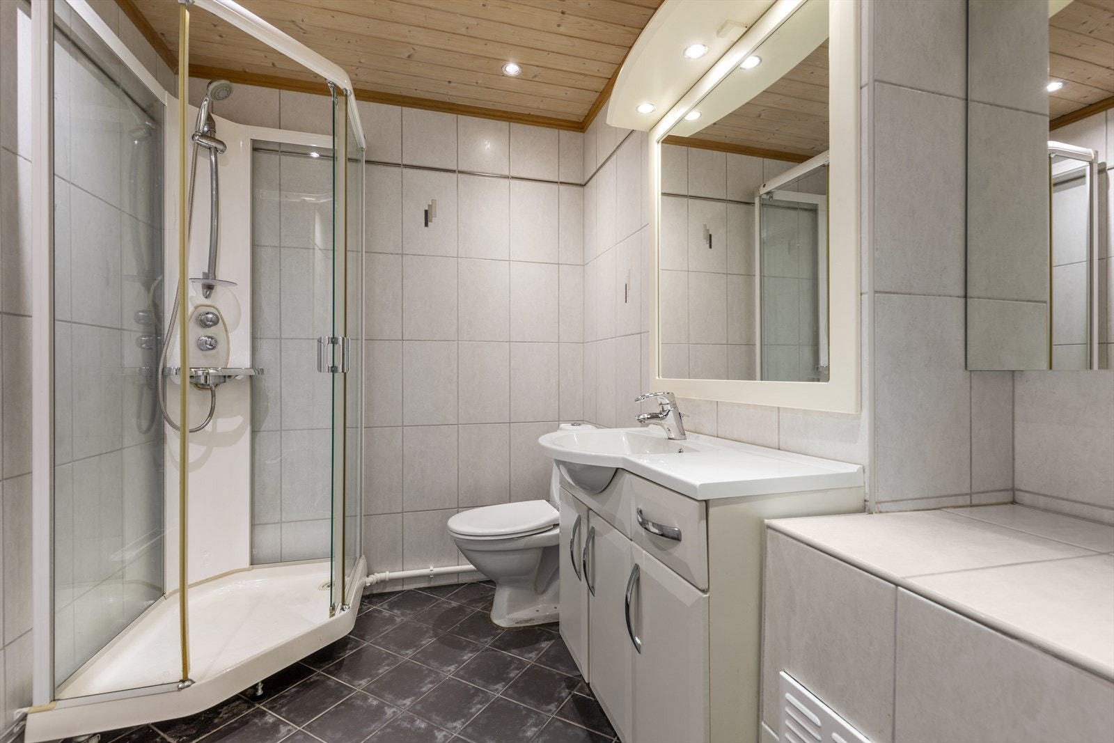 Rommet har innredning med nedfelt servant, toalett, dusjkabinett og opplegg for vaskemaskin. Galleribilde