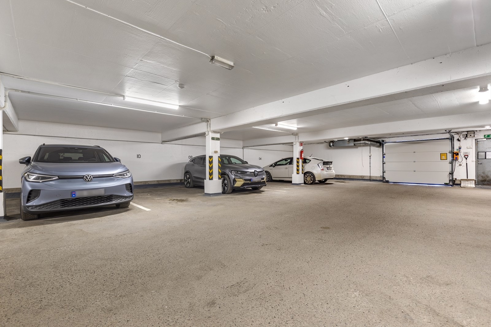 Parkeringsplass i garasjekjeller merket med nummer 10. Galleribilde