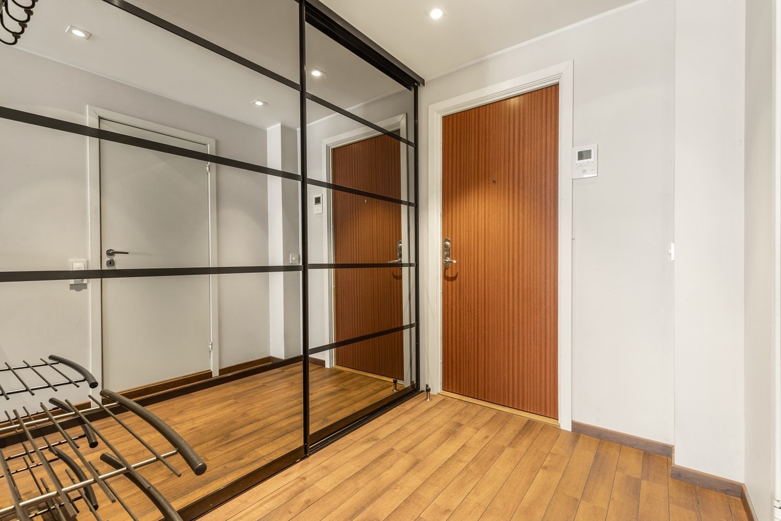 Skyvedørsgarderobe og dørcalling ved entréen. Velkommen inn! Galleribilde