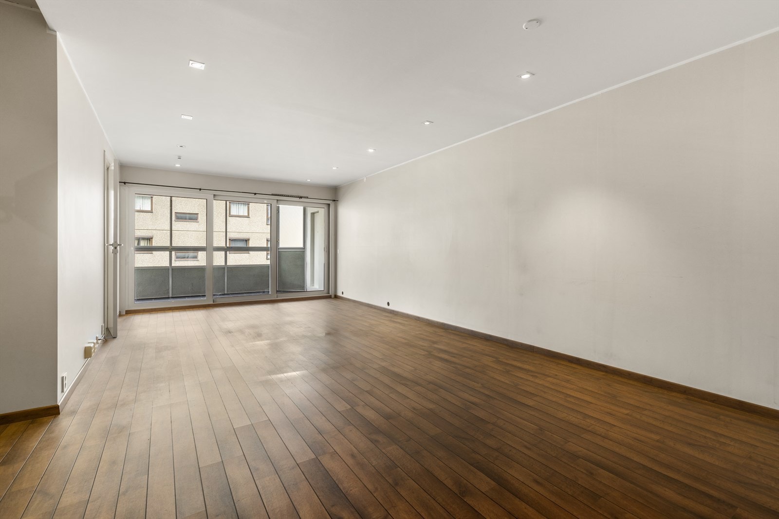 Laminat gulv i leiligheten, malte plater på vegg og i tak, samt spotter som gir en fin belysning. Galleribilde