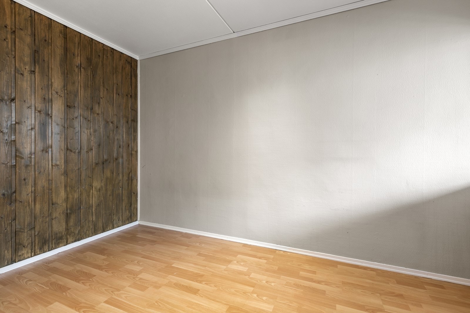 Det er plass til en dobbeltseng på soverommet med tilhørende møblement. Galleribilde