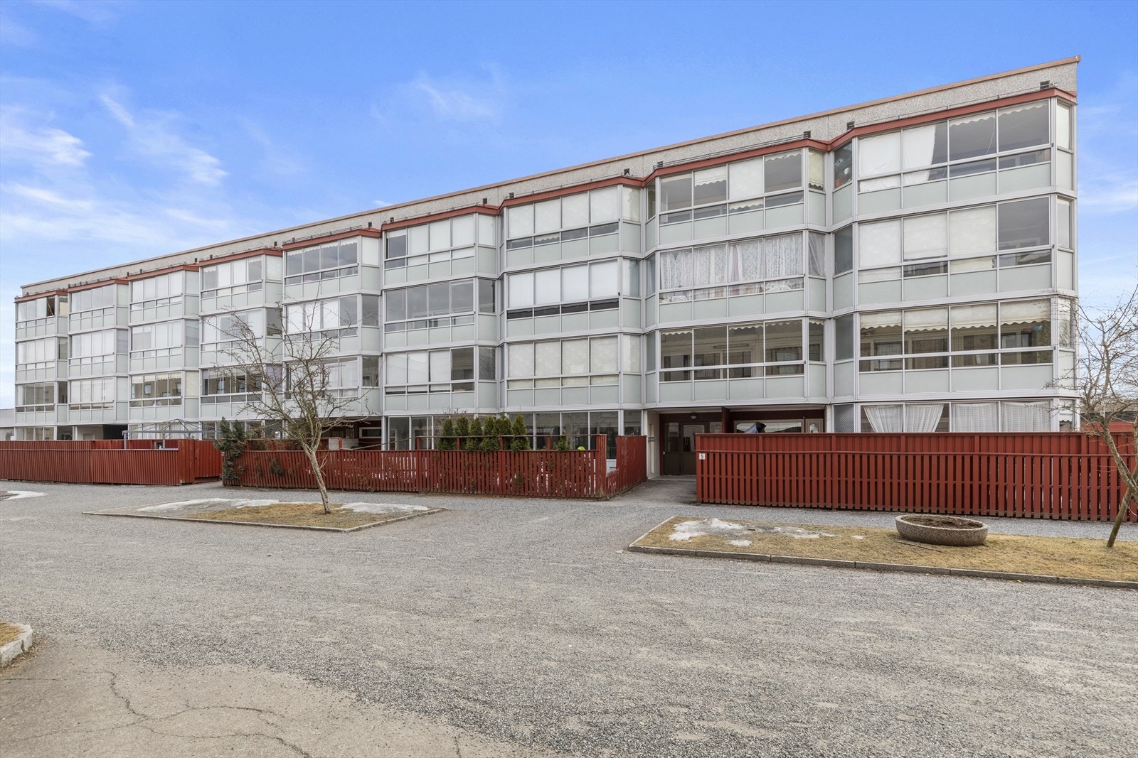 Riihimäkiveien borettslag har 8 lavblokker med 318 leiligheter fordelt på 2-, 3- og 4-roms, samt noen på bakkeplan med hage. Galleribilde