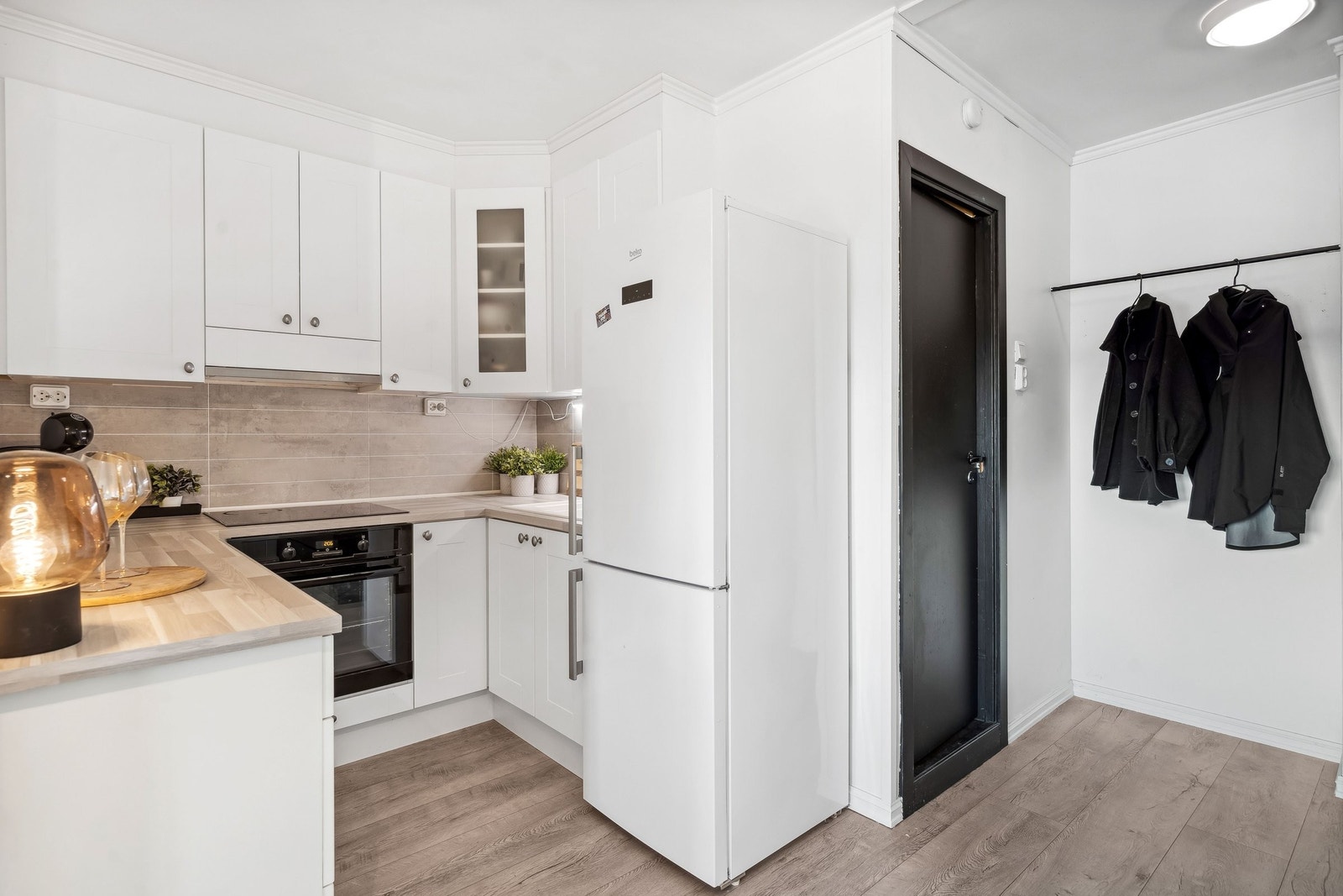 Her ser du gangen med inngang til badet Galleribilde