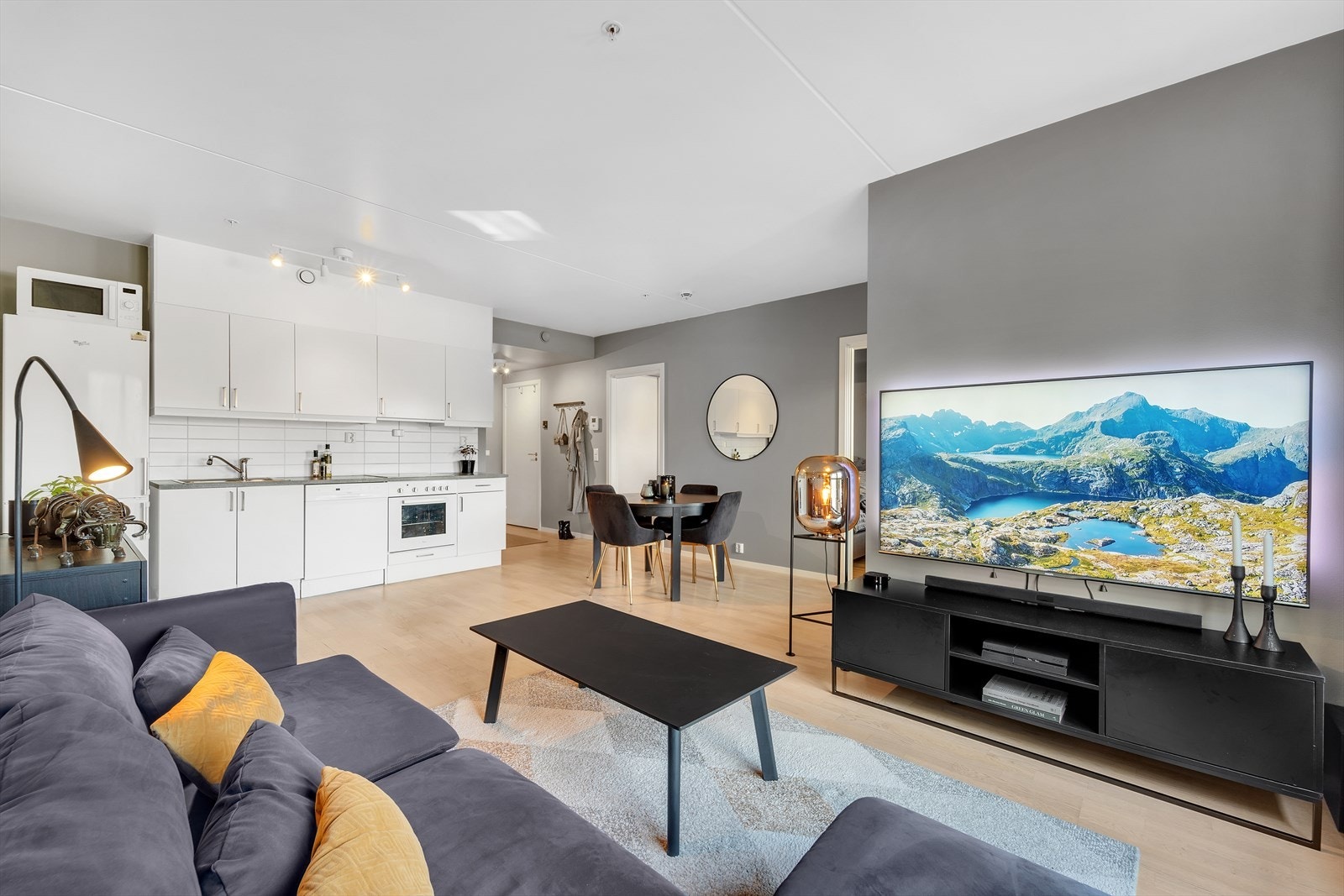 Stuen og kjøkkenet har en åpen løsning med god plass til ønsket møblement. Galleribilde